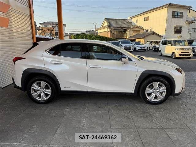 Lexus UX 2020-11 6907875-9