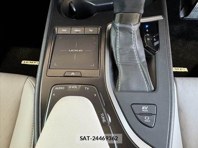 Lexus UX 2020-11 6907875-24