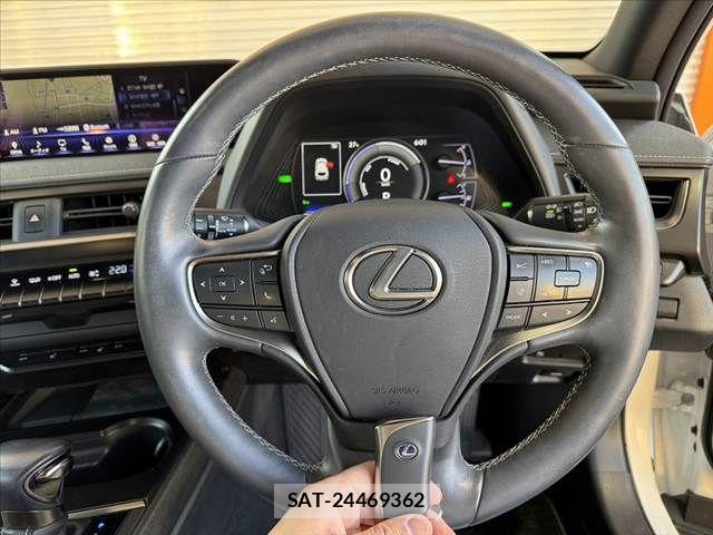 Lexus UX 2020-11 6907875-5