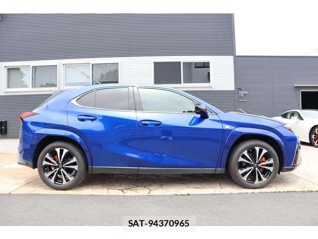 Lexus UX 2023-07 7221186-3