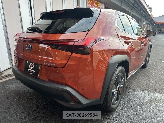 Lexus UX 2021-10 7221184-2