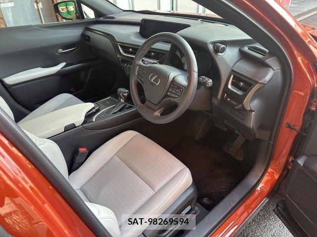 Lexus UX 2021-10 7221184-7