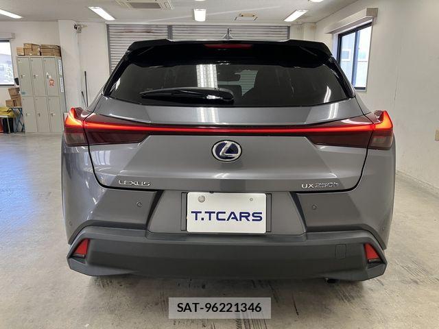 Lexus UX 2021-11 7392714-23