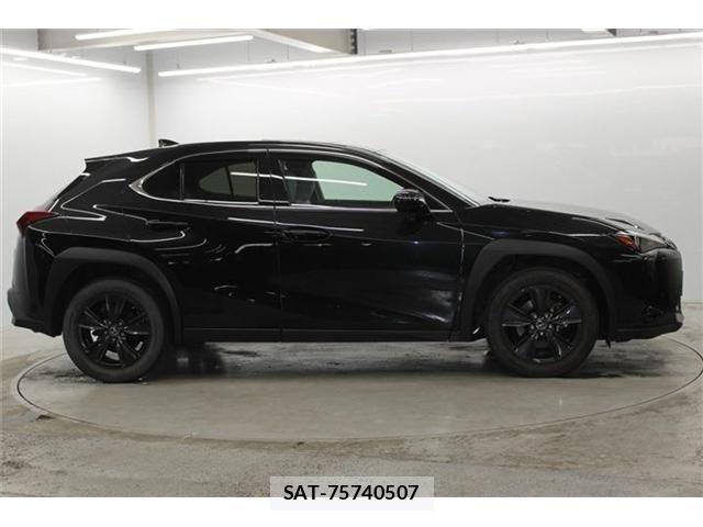 Lexus UX 2023-09 7392720-4