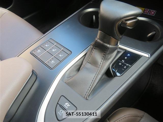 Lexus UX 2023-07 7455490-15