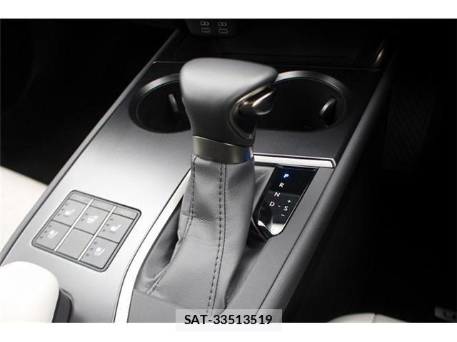 Lexus UX 2023-07 7501348-25