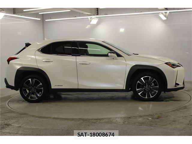Lexus UX 2019-09 7617767-3