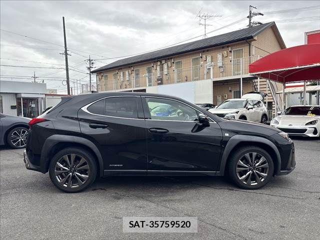 Lexus UX 2019-01 7877470-17