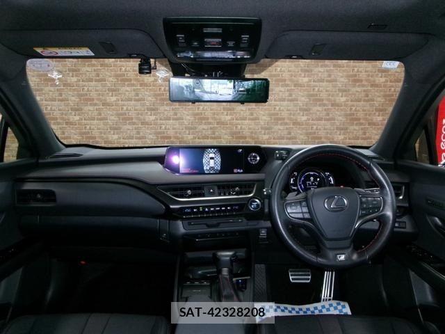 Lexus UX 2020-09 8131069-2