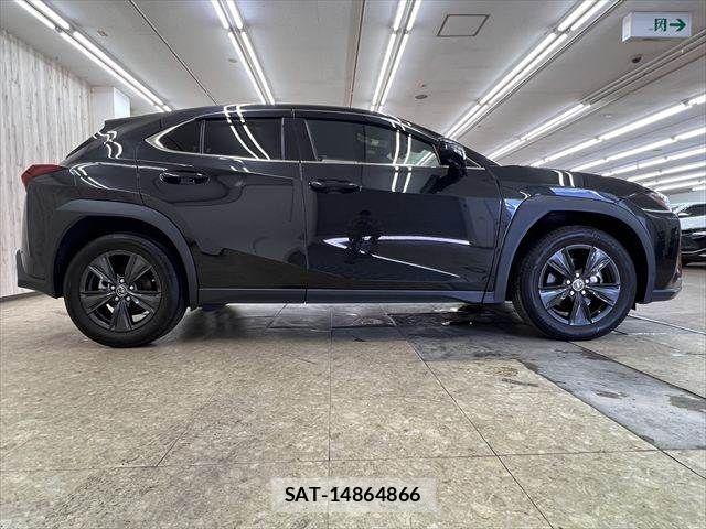 Lexus UX 2023-07 8208474-15