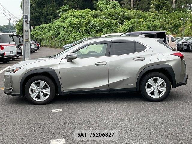 Lexus UX 2019-07 8208476-15