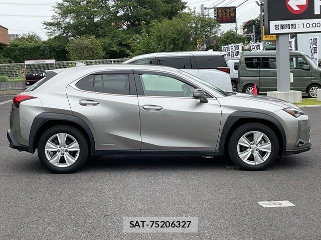 Lexus UX 2019-07 8208476-16