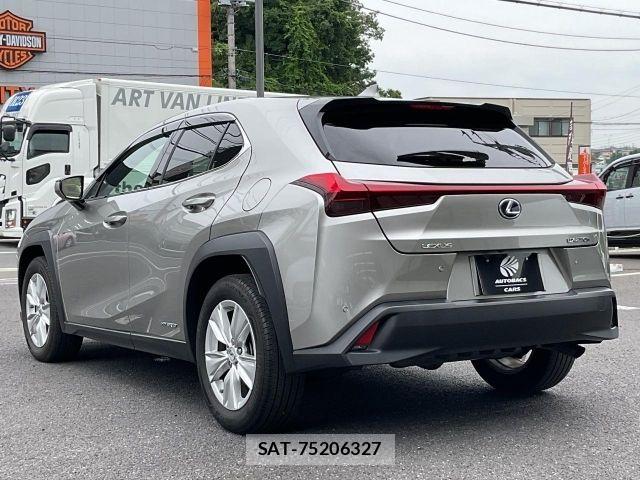 Lexus UX 2019-07 8208476-17
