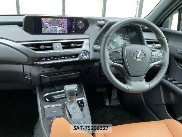 Lexus UX 2019-07 8208476-7