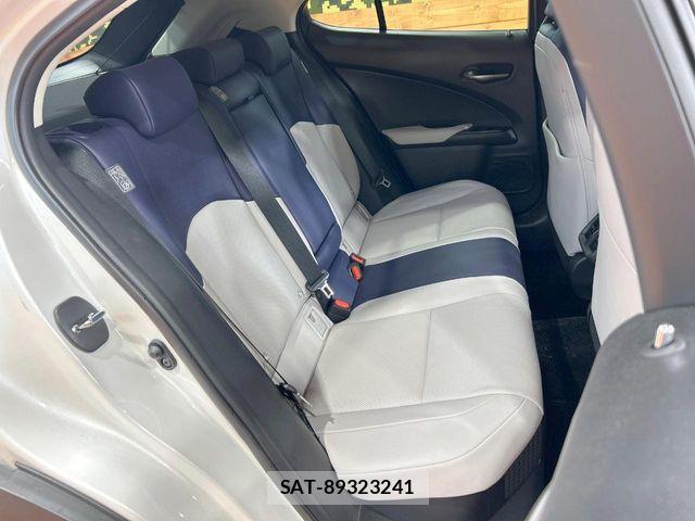 Lexus UX 2019-10 8336627-8