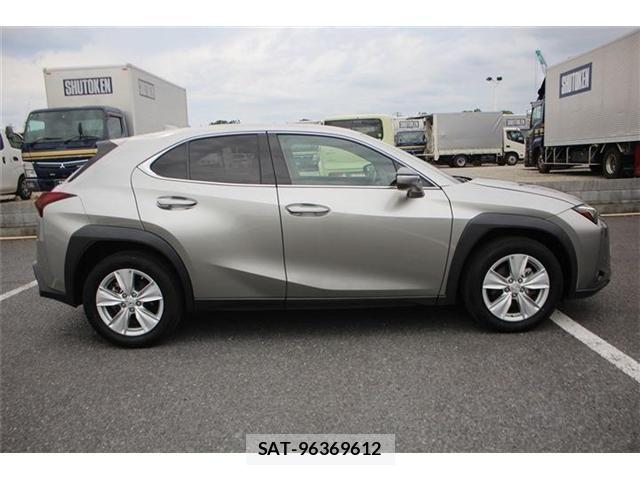 Lexus UX 2023-07 8743541-13