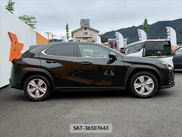 Lexus UX 2023-09 8830040-11