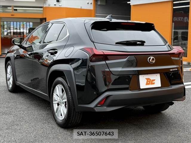 Lexus UX 2023-09 8830040-12