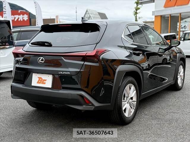 Lexus UX 2023-09 8830040-14