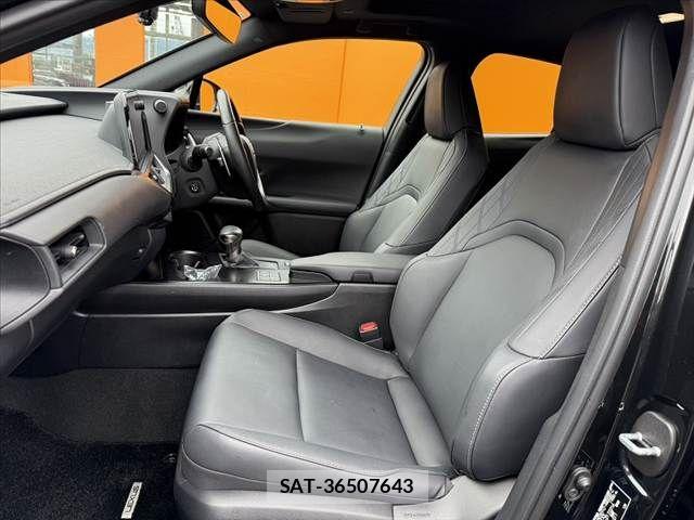 Lexus UX 2023-09 8830040-16