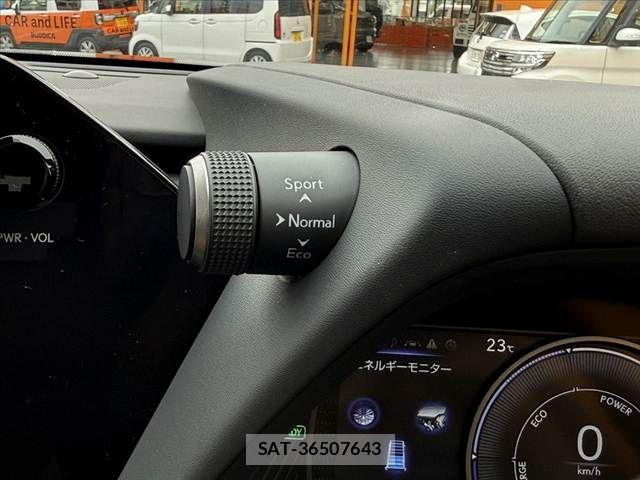 Lexus UX 2023-09 8830040-24
