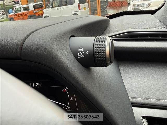 Lexus UX 2023-09 8830040-25