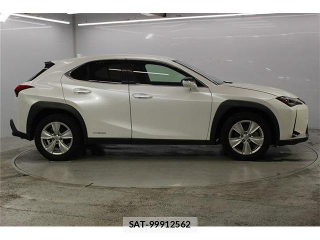 Lexus UX 2019-06 8830047-3