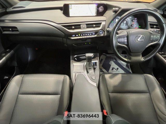 Lexus UX 2019-04 8830050-1