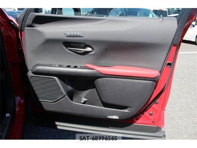 Lexus UX 2023-08 8848946-17