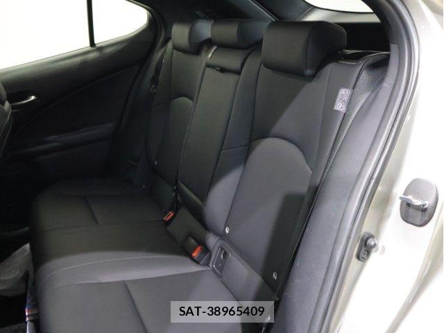 Lexus UX 2022-01 7358590-4