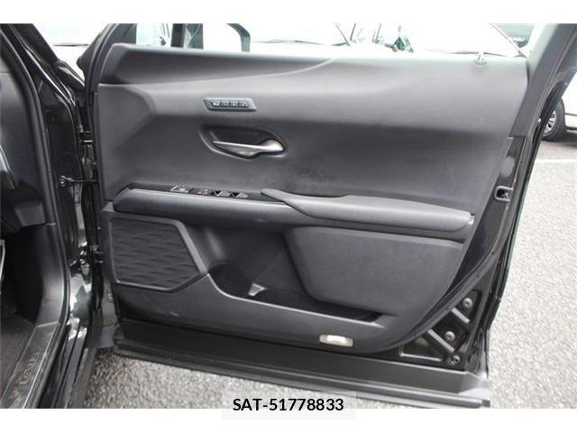Lexus UX 2019-02 8413352-29