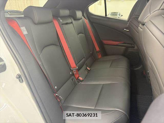 Lexus UX 2023-05 8880578-8