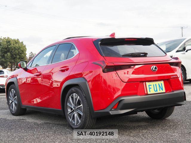 Lexus UX 2024-01 2211043-5