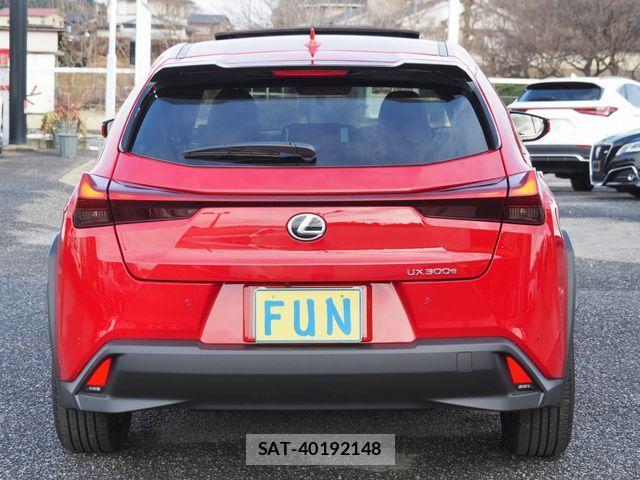 Lexus UX 2024-01 2211043-6