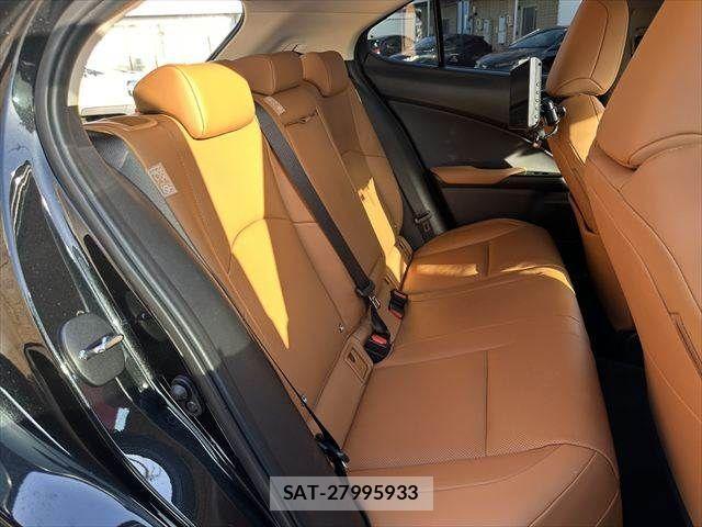 Lexus UX 2021-05 4421940-7