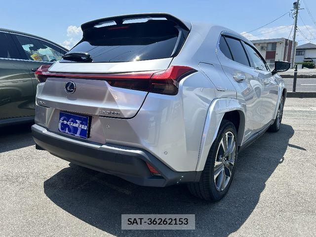 Lexus UX 2021-07 7786675-2