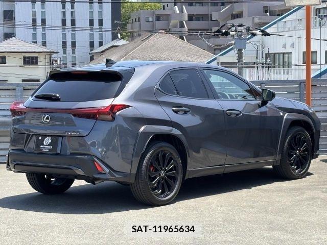 Lexus UX 2025-11 6995275-2