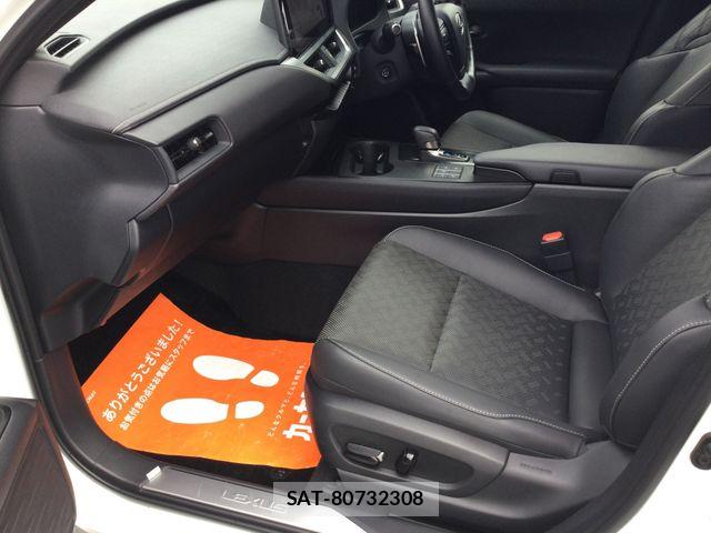 Lexus UX 2024-06 7725242-7