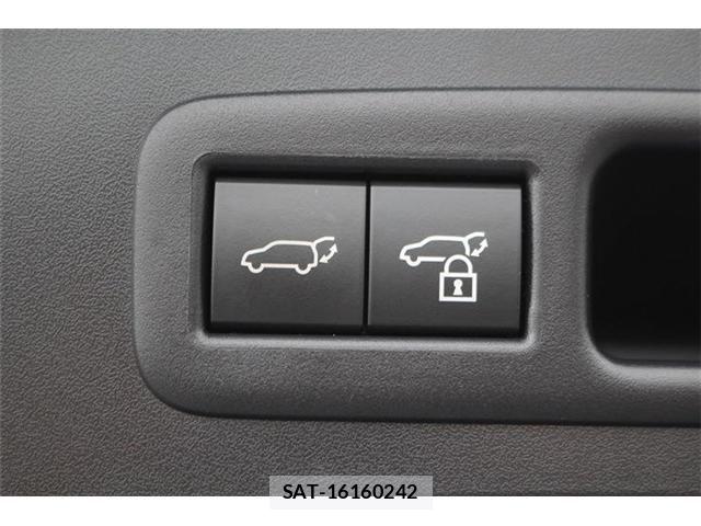 Lexus UX 2024-03 8666437-5