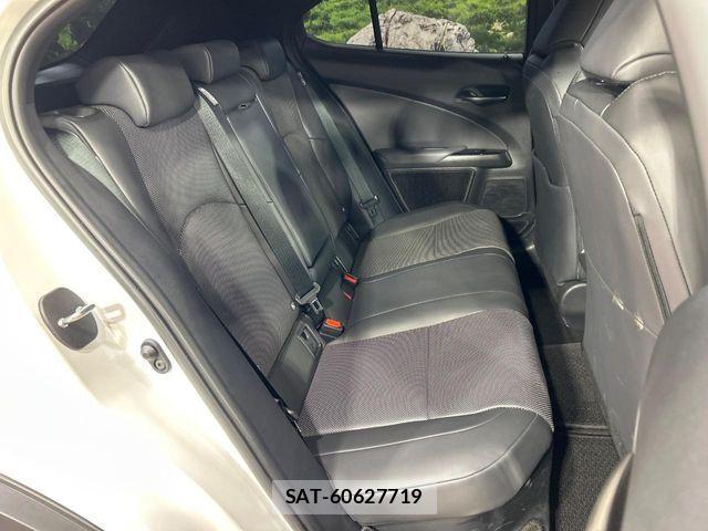 Lexus UX 2025-07 8880579-8