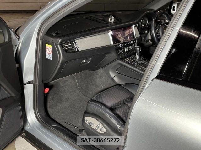 Porsche MACAN 2019-09 8245786-7