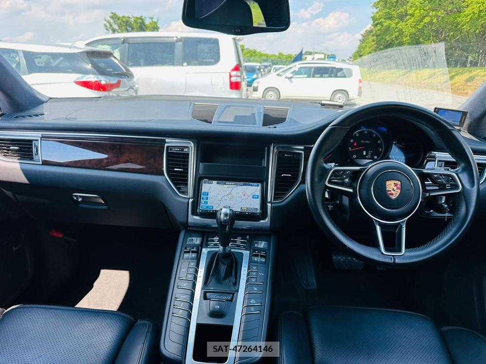Porsche MACAN 2015-03 7349930-12