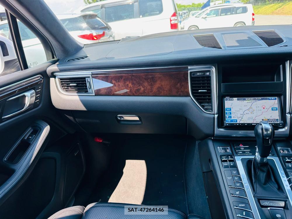 Porsche MACAN 2015-03 7349930-17