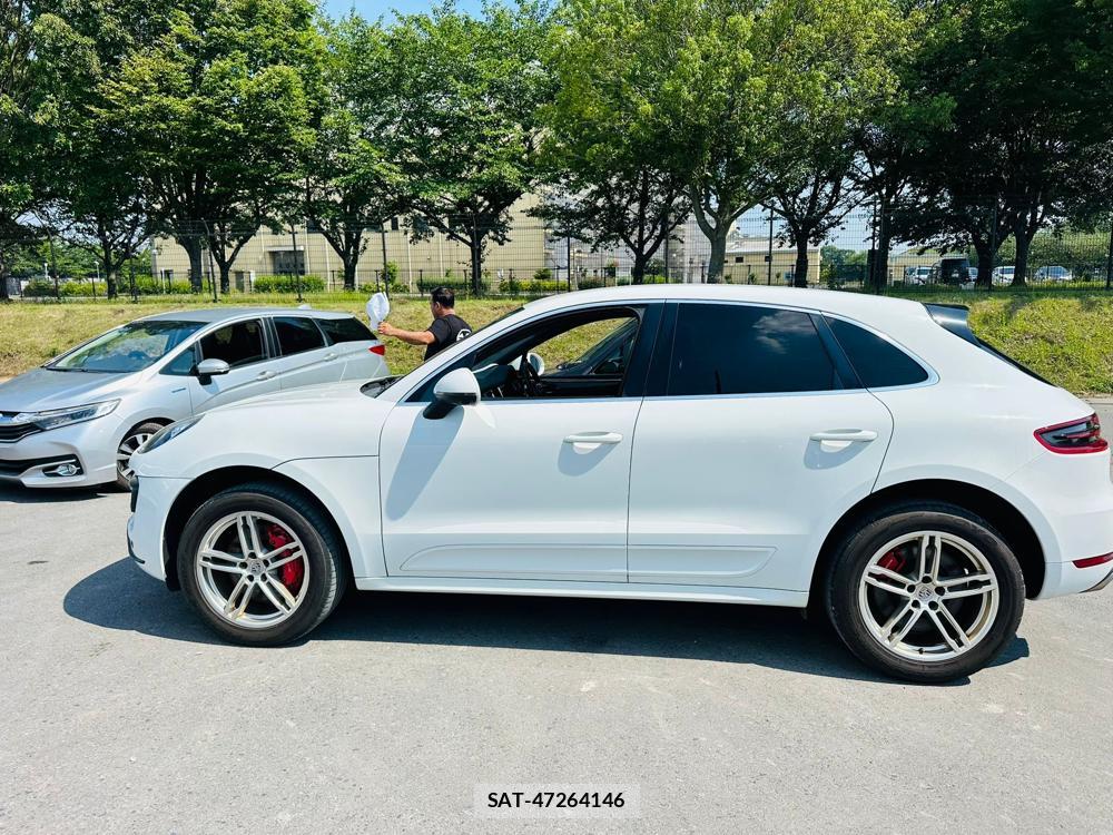Porsche MACAN 2015-03 7349930-1