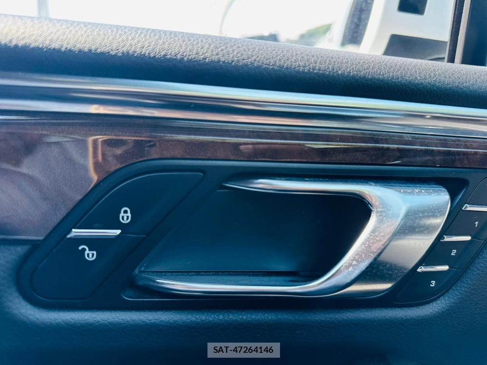 Porsche MACAN 2015-03 7349930-22