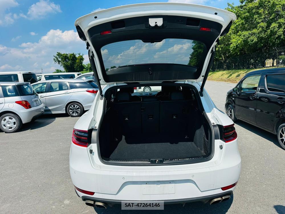 Porsche MACAN 2015-03 7349930-26