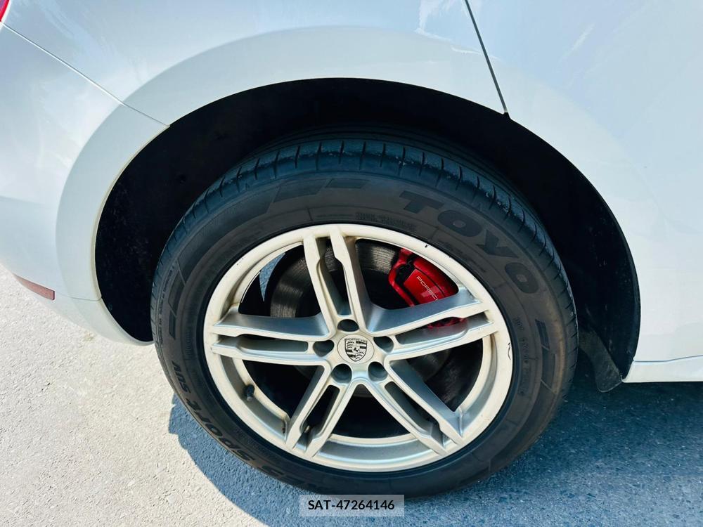 Porsche MACAN 2015-03 7349930-27