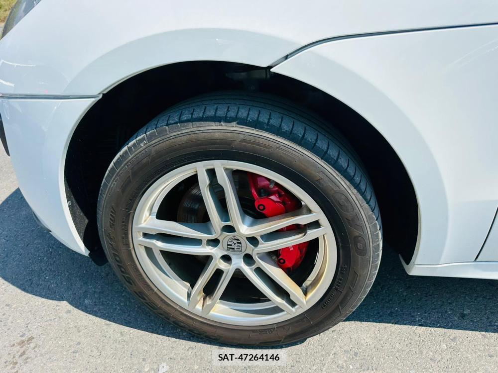 Porsche MACAN 2015-03 7349930-29