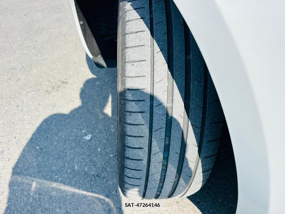 Porsche MACAN 2015-03 7349930-31