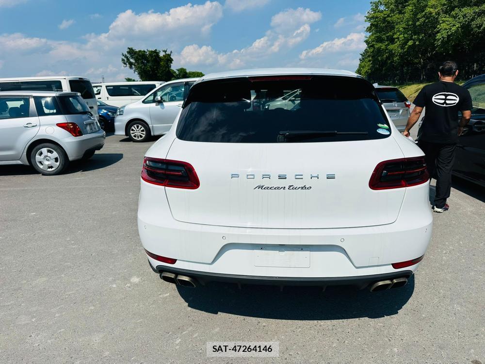 Porsche MACAN 2015-03 7349930-3
